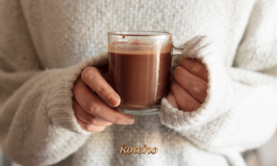 ALT text da imagem: Mãos segurando caneca de chocolate quente cremoso sem amido de milho — receita do Portal Roteiro SJC