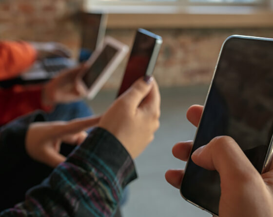 O que a lei diz sobre celular em sala de aula?