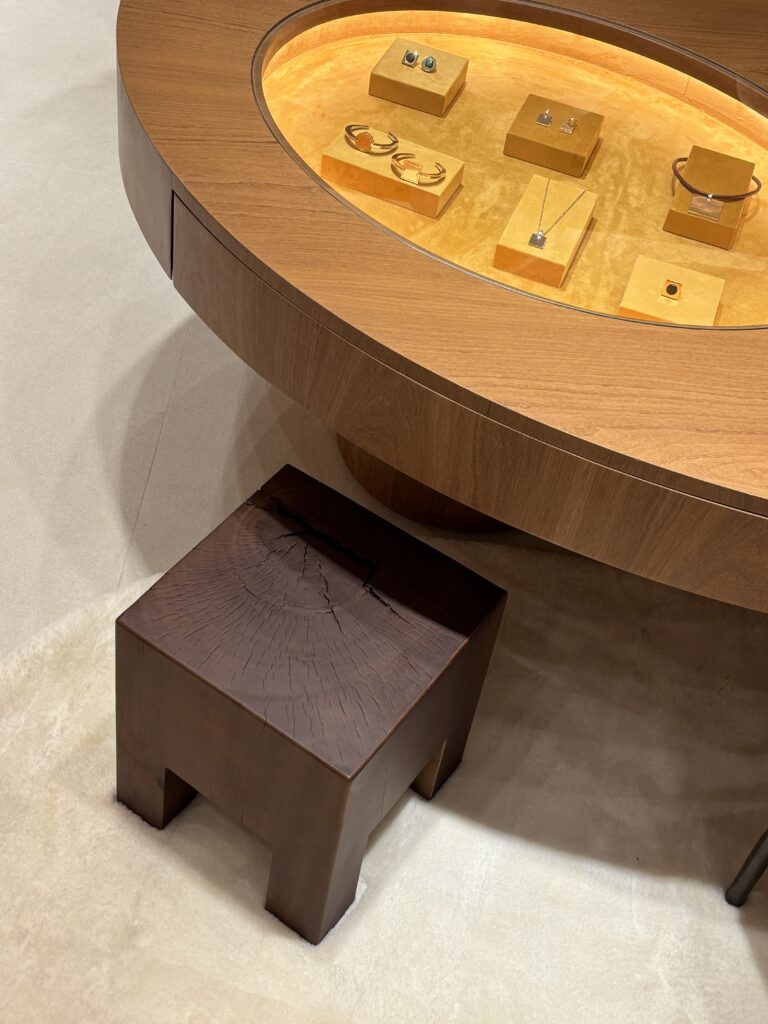 CRIS BARROS reinaugura loja no shopping Iguatemi SP com design inovador e sustentável