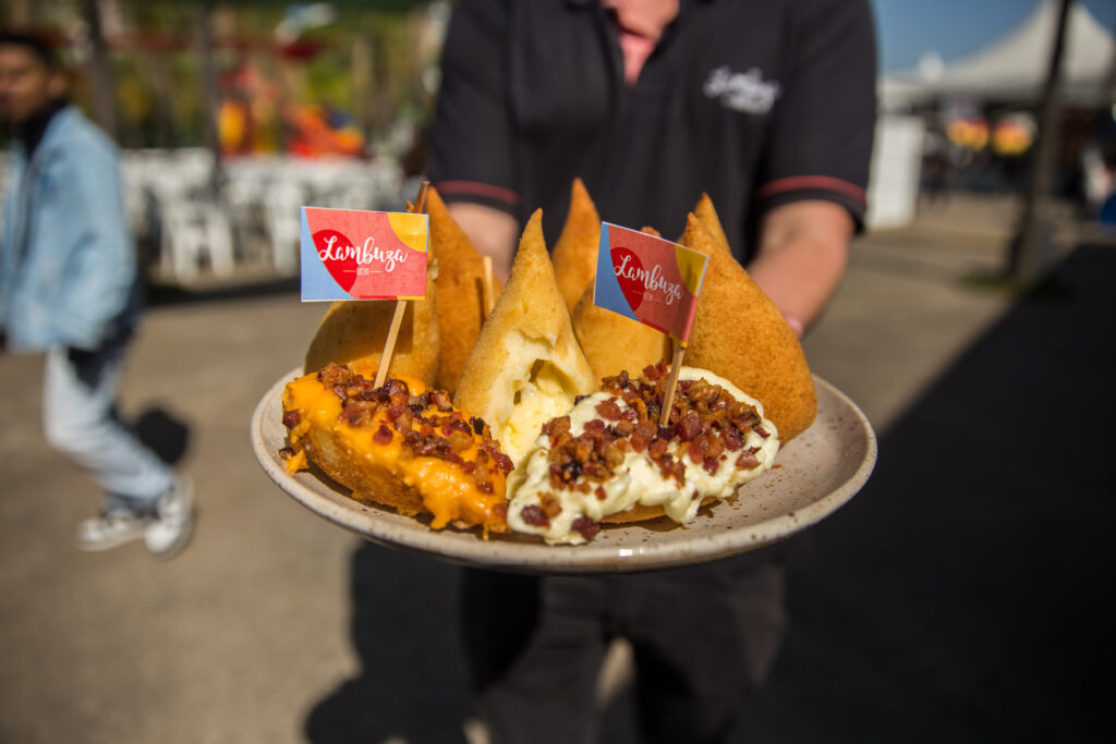 "Participe do 1° Festival de Coxinha, Pastel e Cerveja Artesanal em São José! Dias 5 e 6 de abril no Shopping Jardim Oriente. Entrada e estacionamento gratuitos!"