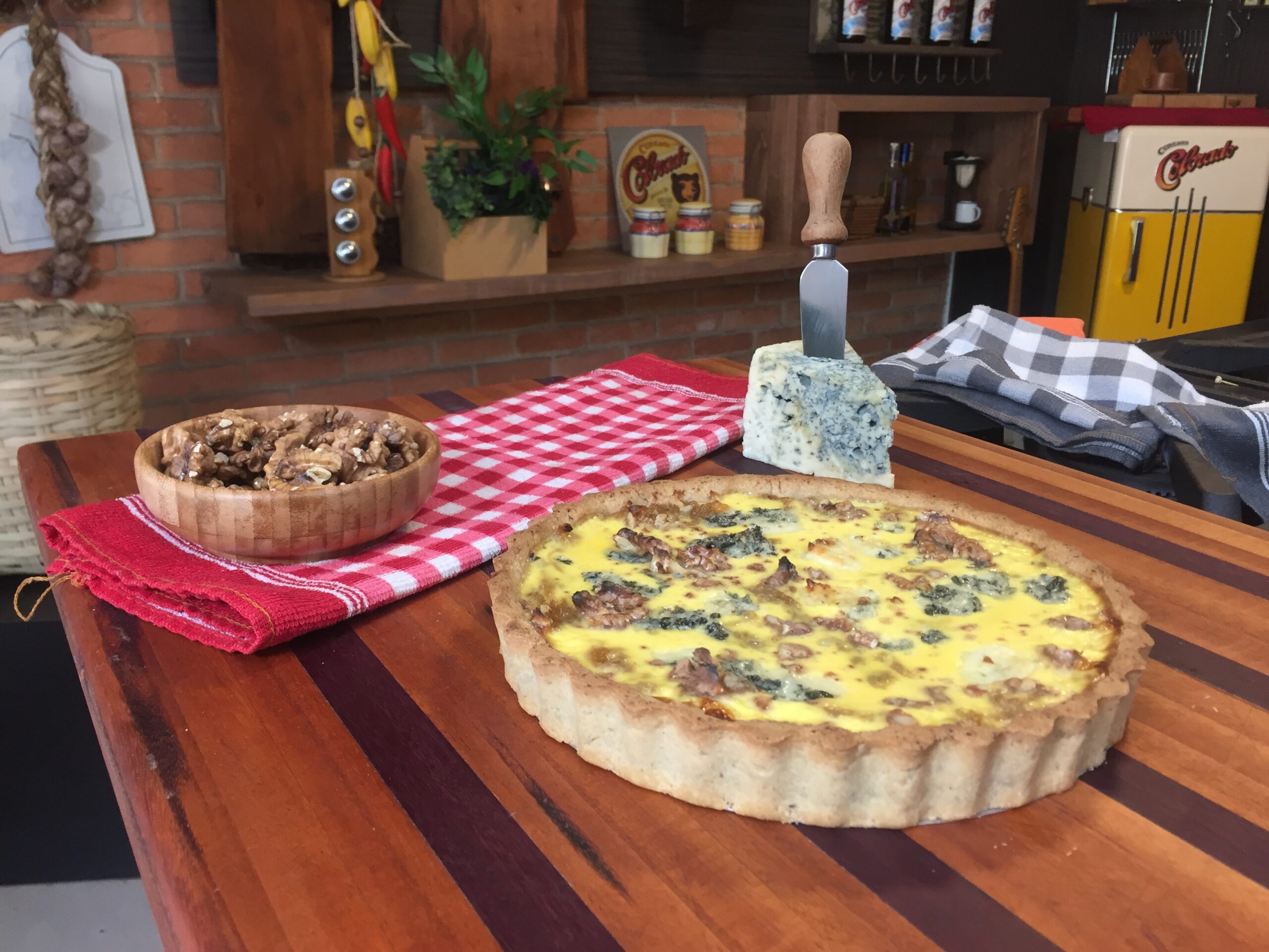 Torta de gorgonzola sem glúten com cebola caramelizada