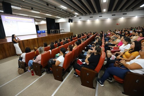 Rede municipal promove formação de cuidadores infantis