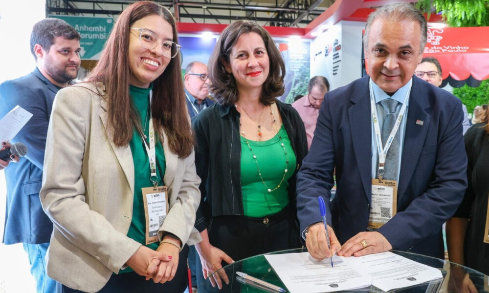 A diretora de RH e Marketing do PIT, Katia Delanhesi (centro), durante assinatura de protocolo na Setur-SP - Foto Divulgação