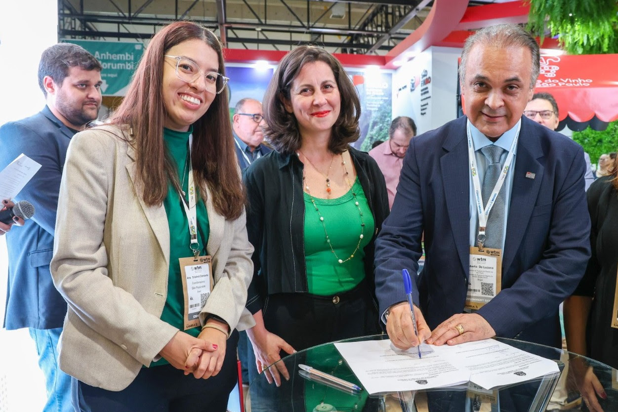 A diretora de RH e Marketing do PIT, Katia Delanhesi (centro), durante assinatura de protocolo na Setur-SP - Foto Divulgação