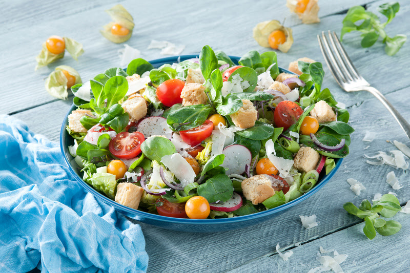 Salada tropical com physalis