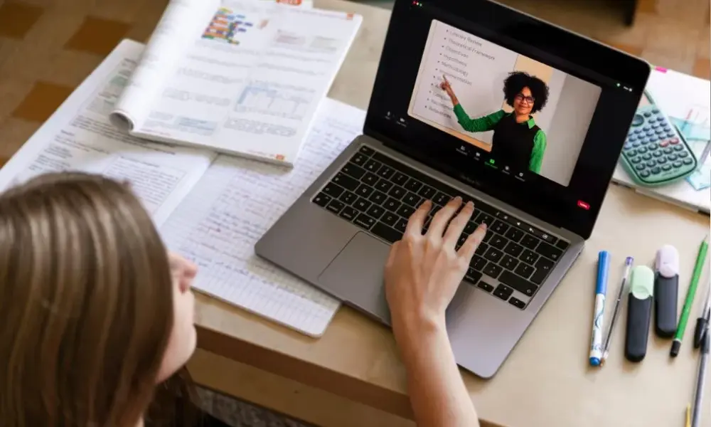MEC proíbe EAD em cursos essenciais