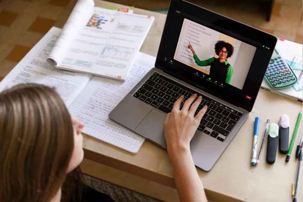 MEC proíbe EAD em cursos essenciais