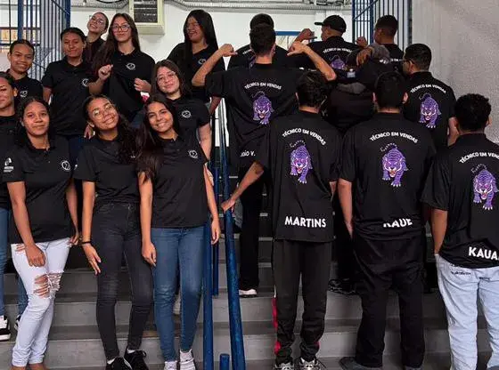 ASSECRE Patrocina Uniformes a alunos do curso técnico