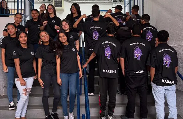 ASSECRE Patrocina Uniformes a alunos do curso técnico