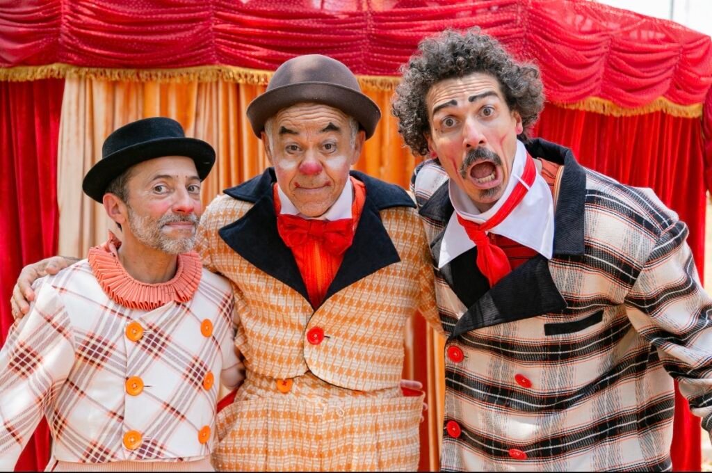Palhaços se apresentam no Circo na Serra 2026