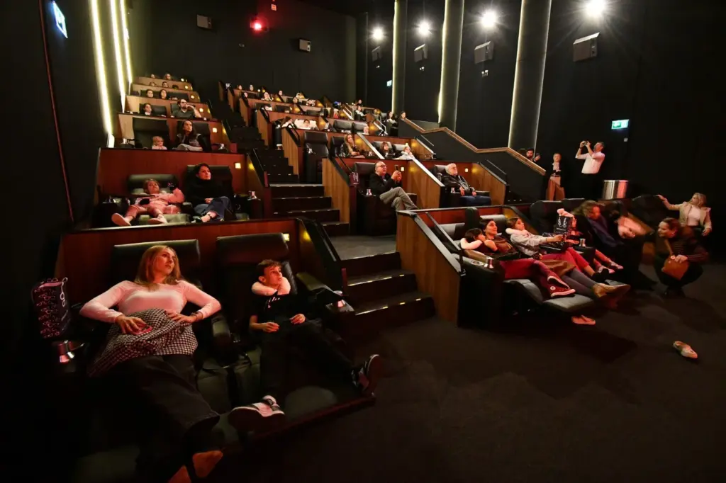Sessão de cinema promove inclusão e saúde visual infantil