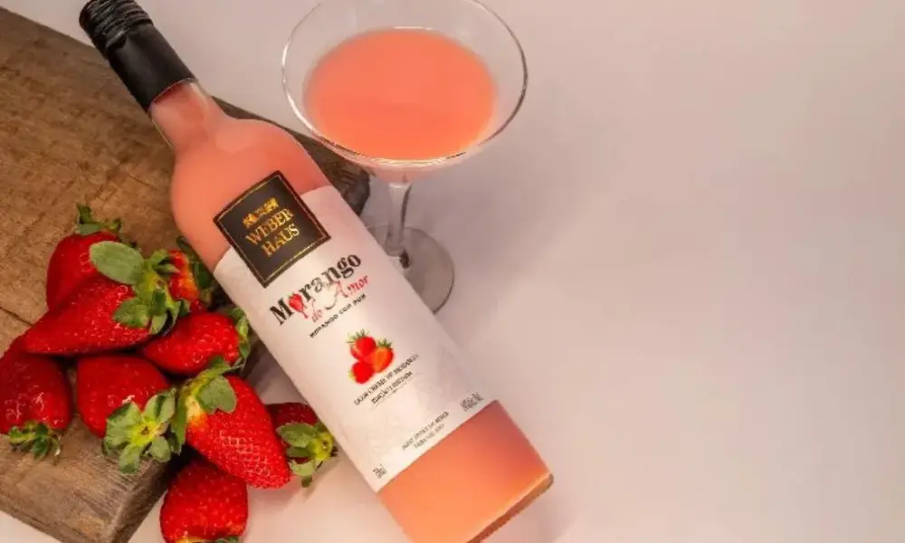 Licor Morango do Amor da Weber Haus a sobremesa viral agora em forma de bebida