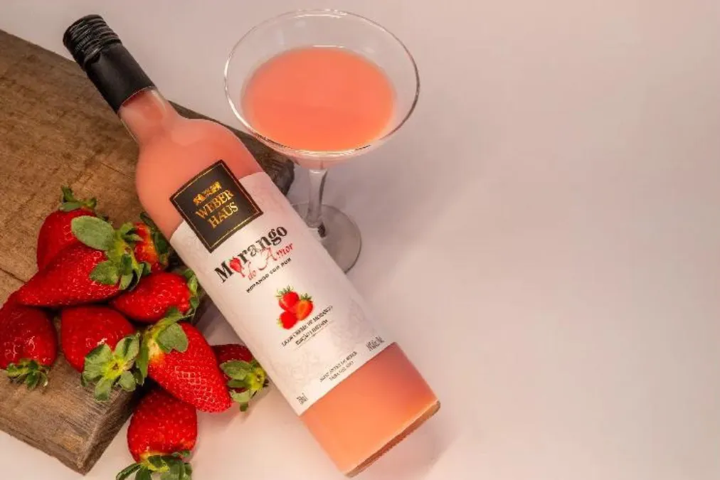 Licor Morango do Amor da Weber Haus a sobremesa viral agora em forma de bebida