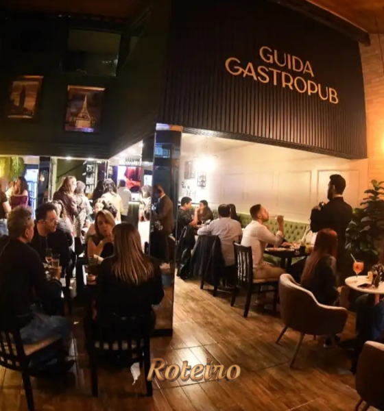 Ambiente interno do Guida Gastropub SJC lotado durante a noite — um dos melhores restaurantes do Vale do Paraíba em São José dos Campos