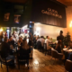 Ambiente interno do Guida Gastropub SJC lotado durante a noite — um dos melhores restaurantes do Vale do Paraíba em São José dos Campos