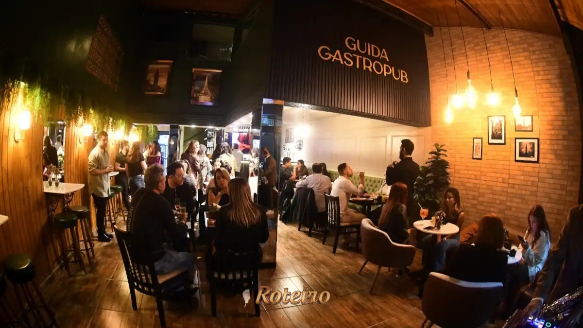 Ambiente interno do Guida Gastropub SJC lotado durante a noite — um dos melhores restaurantes do Vale do Paraíba em São José dos Campos