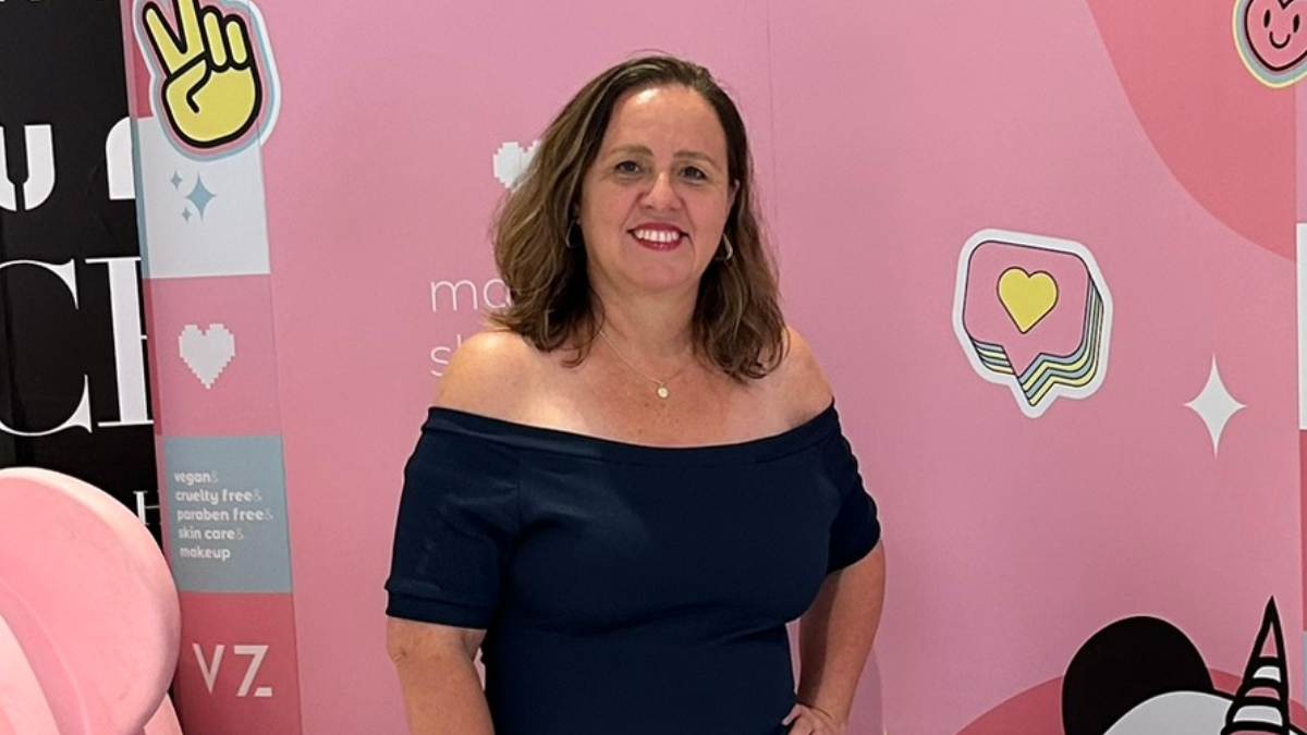 Patricia Morello, jornalista SJC, estrategista em comunicação e cofundadora do Portal RoteiroSJC, em evento de inauguração em São José dos Campos