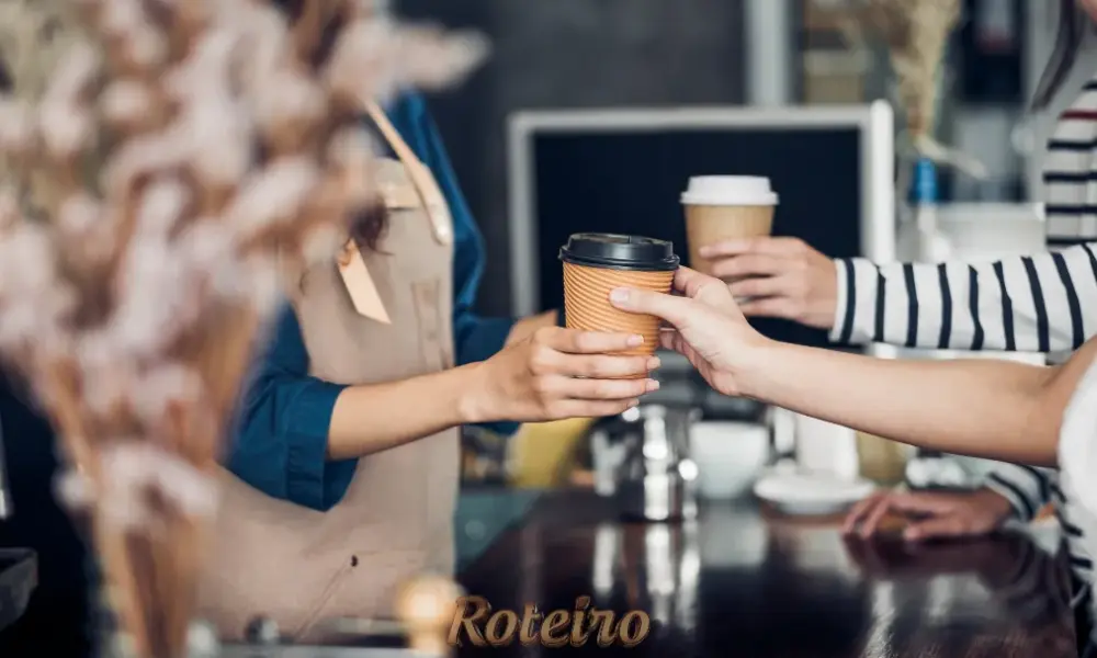 pessoas brindando com café em uma franquia