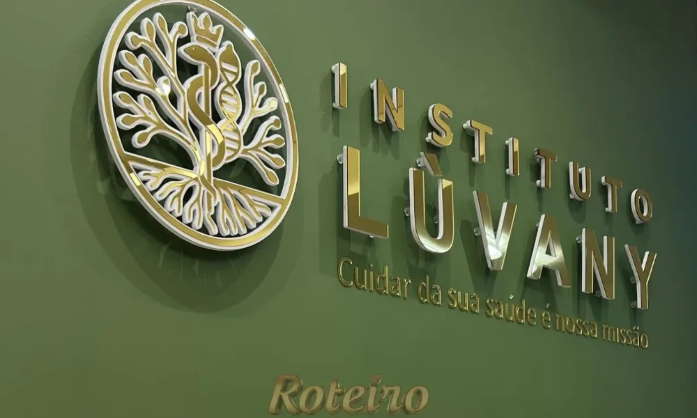 parede verde com a logo do Instituto Lùvany em dourado