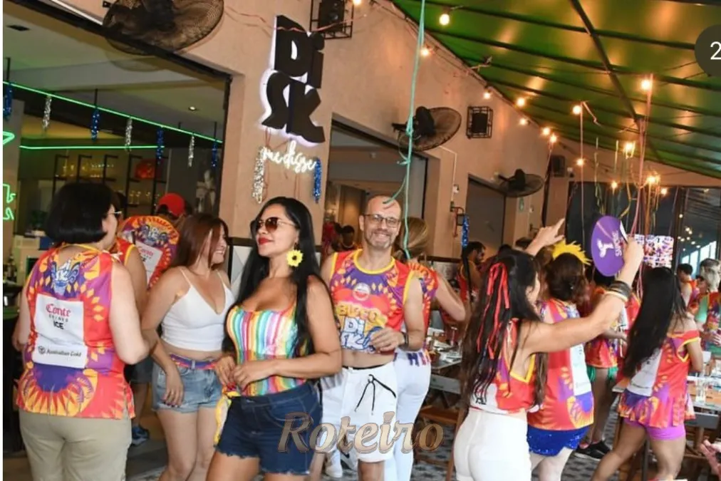 Bloco Disk Me Disse 2025 pessoas se divertindo no carnaval