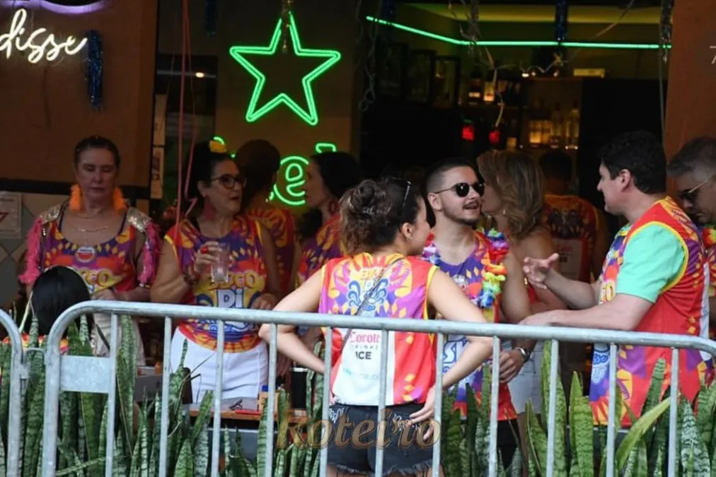 Bloco Disk Me Disse 2025 pessoas se divertindo no carnaval