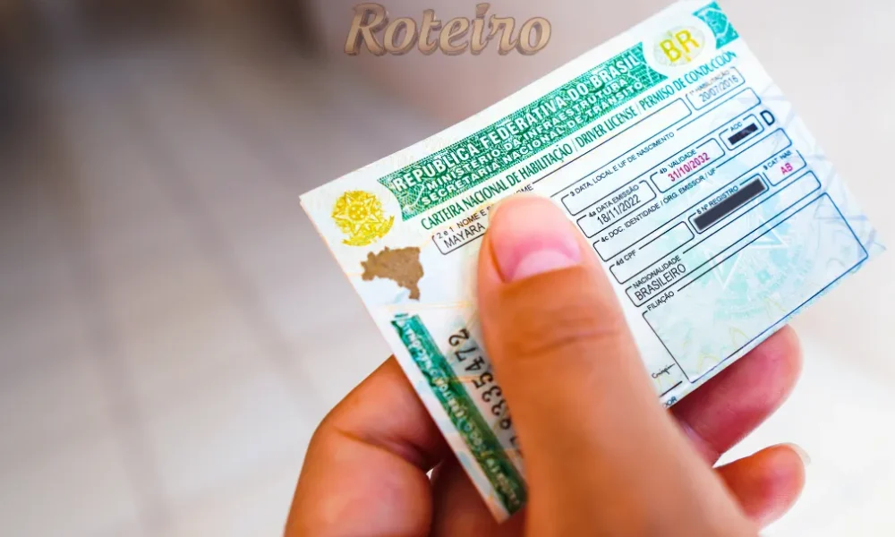 CNH, carteira Nacional de Habilitação na mão