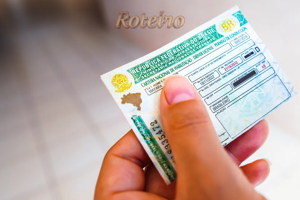 CNH, carteira Nacional de Habilitação na mão