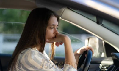 moça trinte na direçao de um carro