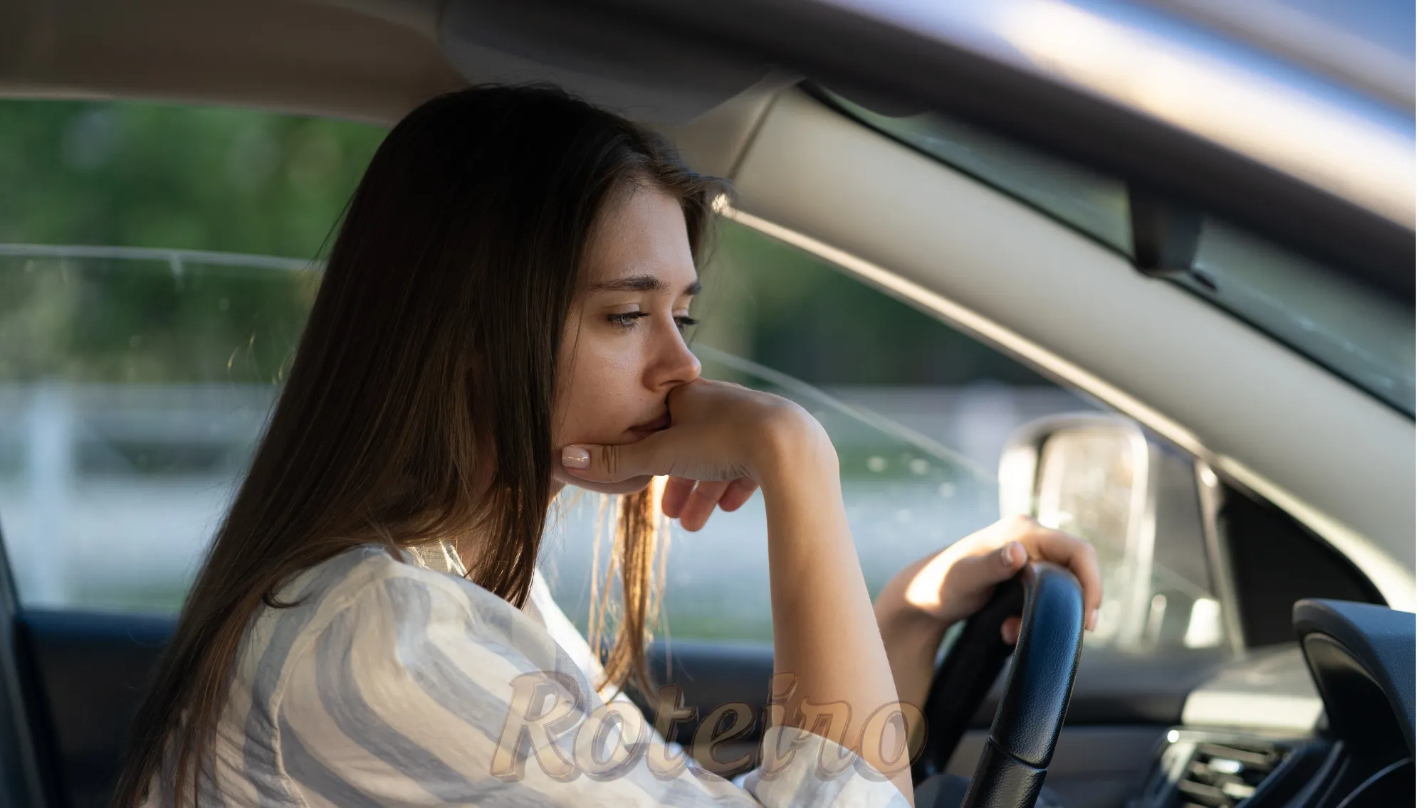 moça trinte na direçao de um carro