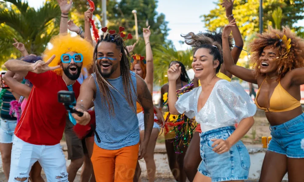 Grupo de pessoas curtindo o carnaval de rua