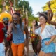 Grupo de pessoas curtindo o carnaval de rua