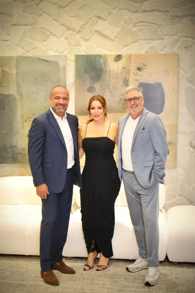 Os proprietários com o executivo da Sierra, Jarbas Bataiolli