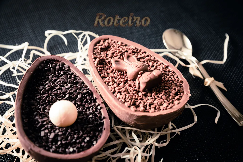 Dois ovos de colher, chocolate ao leite e outro meio amargo