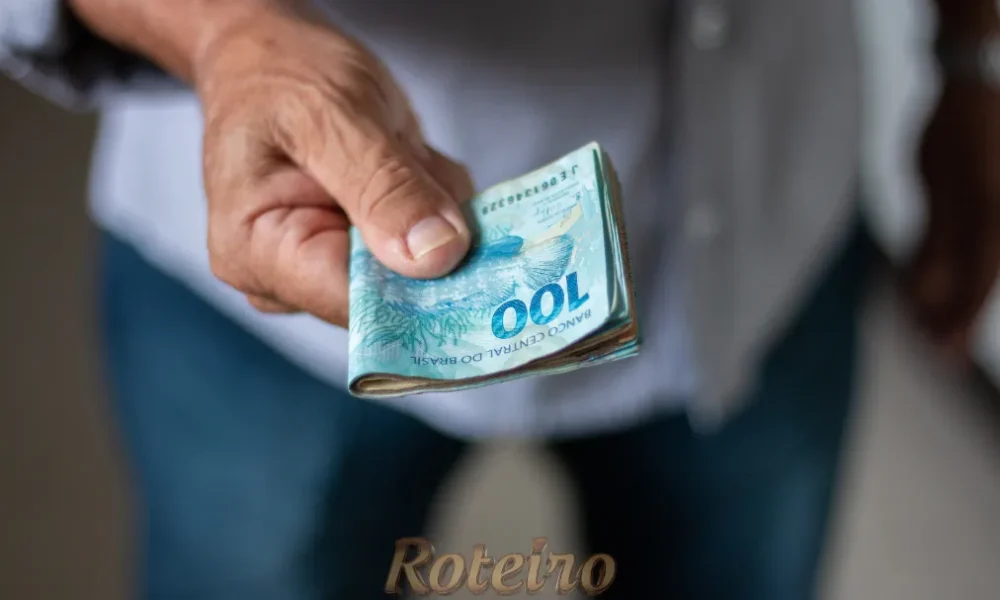 idoso entregando dinheiro