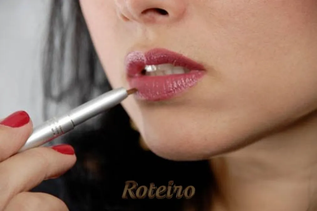 Moça passando baton