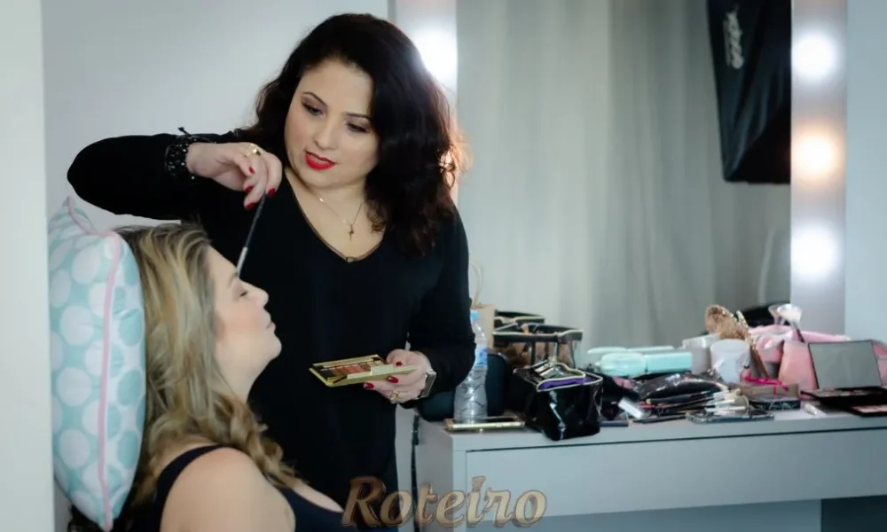 Elaine Calle atendendo uma cliente e explicanto sobre a maquiagem estratégica emocional