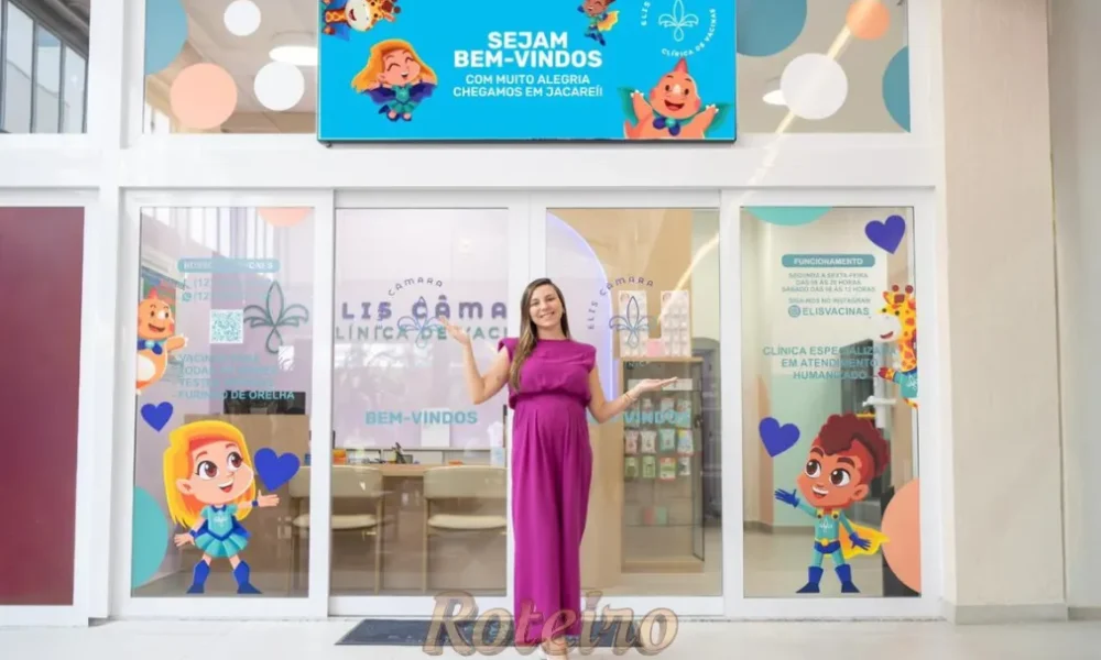 Elis Câmara em frente a nova unidade da Elis Vacinas em Jacareí