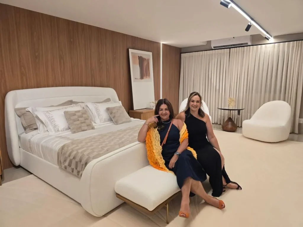 Alessandra Freitas, consultora e a Arquiteta Sandra Muratori, de Campos do Jordão, responsável pelo projeto quarto do casal.