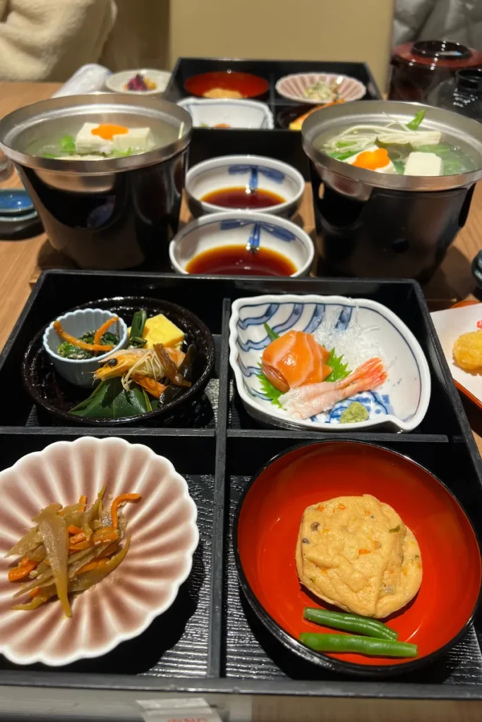 pratos tipicos orientais em um restaurante