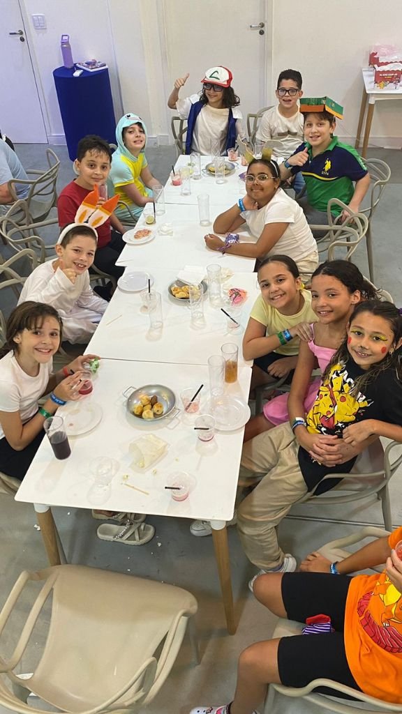 Rubens Eduardo Cardoso comemora aniversário de 10 anos com amigos na mesa do bolo tema Pokémon no Big Jump SJC.
