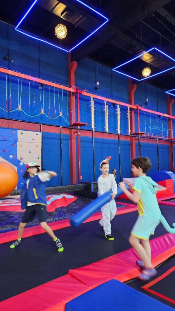 Rubens Eduardo Cardoso e amigos se divertem pulando nos trampolins do parque Big Jump USA em São José dos Campos.