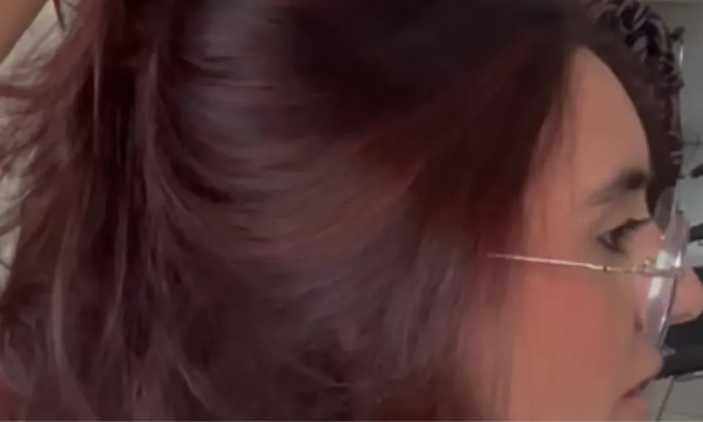 Resultado de transformação capilar: Giovanna Marcondes exibe cabelos pretos com mechas vermelhas vibrantes e saudáveis, realizado pela visagista Elaine Ramalho em São José dos Campos.