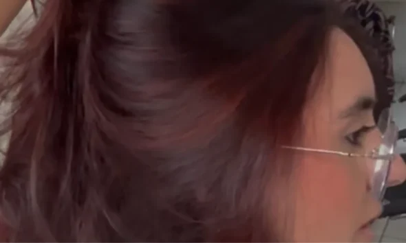 Resultado de transformação capilar: Giovanna Marcondes exibe cabelos pretos com mechas vermelhas vibrantes e saudáveis, realizado pela visagista Elaine Ramalho em São José dos Campos.