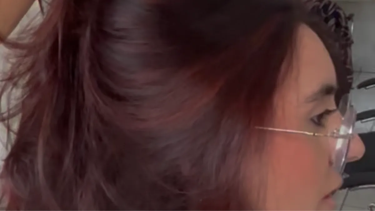 Resultado de transformação capilar: Giovanna Marcondes exibe cabelos pretos com mechas vermelhas vibrantes e saudáveis, realizado pela visagista Elaine Ramalho em São José dos Campos.