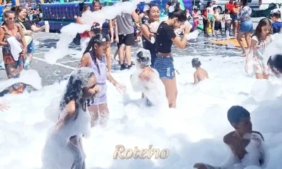 crianças brincando em quadra de futebol de salão