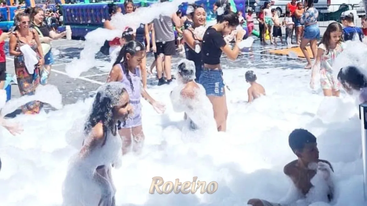 crianças brincando em quadra de futebol de salão