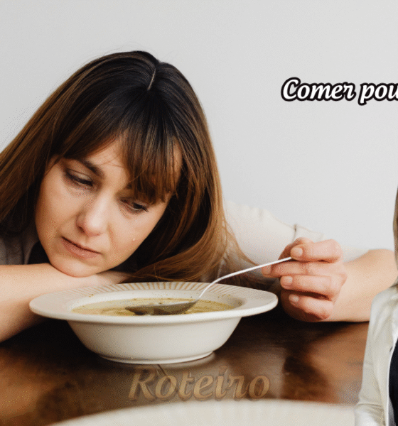 mulher comendo pouco e triste, pensando comer pouco engorda? Como pouco e engordei