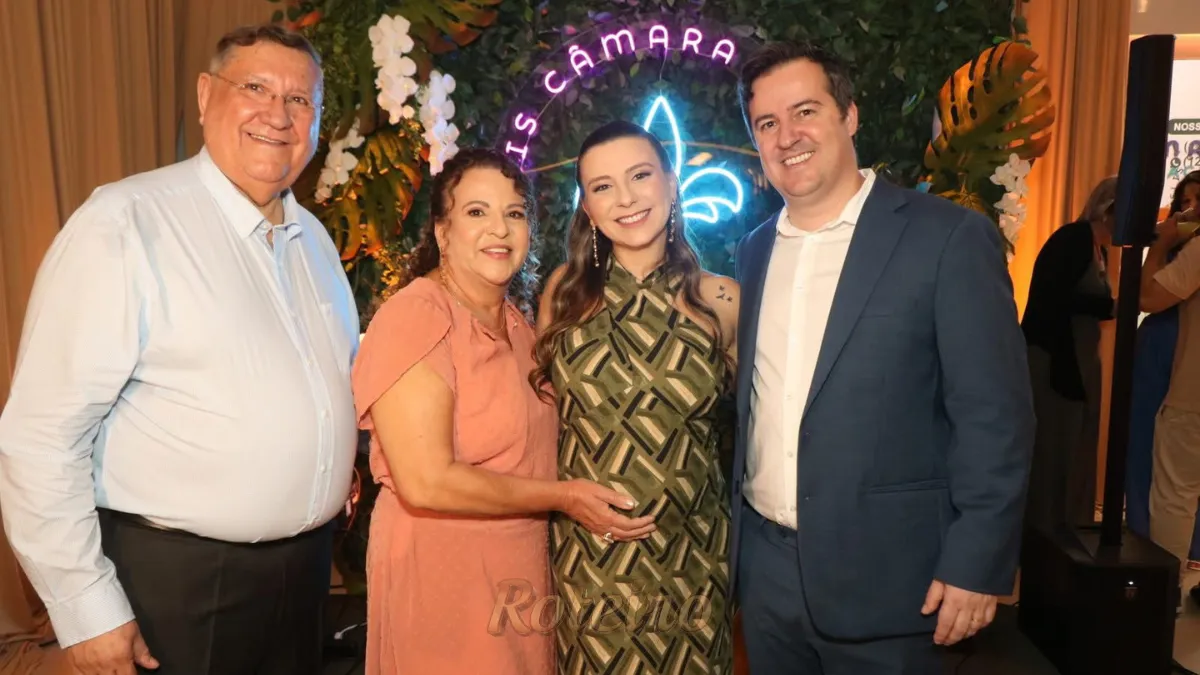 Elis, marido e pais na inauguração da unidades Elis vacina em Jacareí