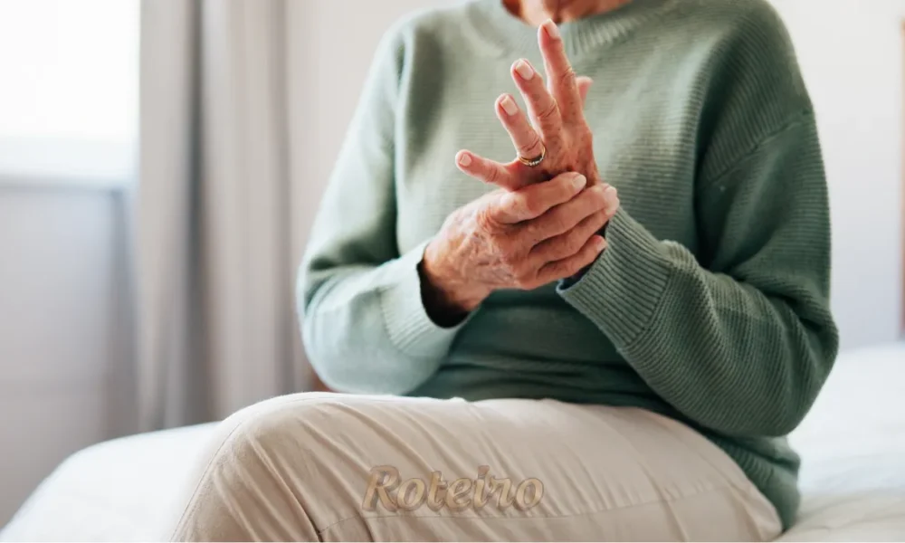 mulher com dor na mão pois tem Fibromialgia