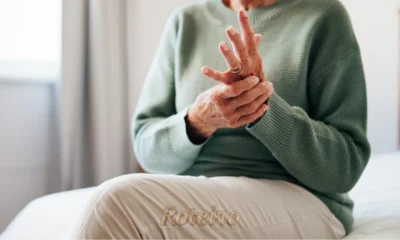 mulher com dor na mão pois tem Fibromialgia